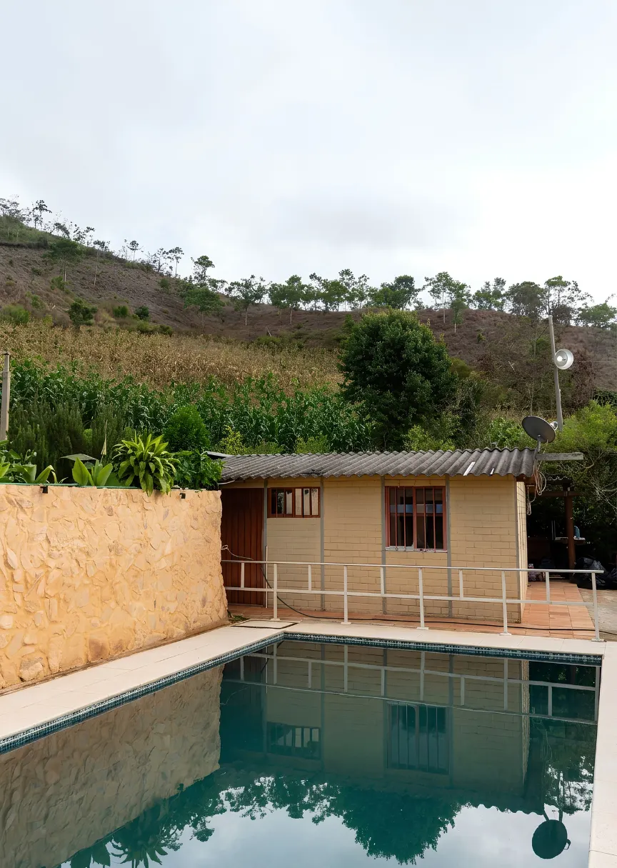 Casa 1 junto a la piscina, con la ladera verde detrás
